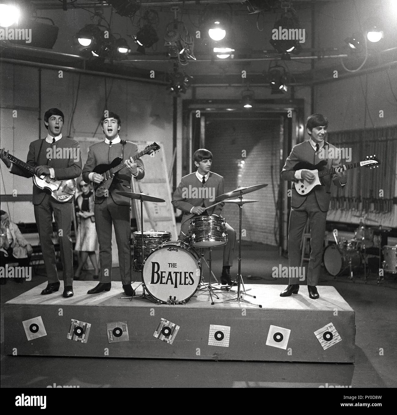 Londres. UK. Les Beatles à la télévision au début des années 1960. La ville de Hambourg est enfin tenter d'utiliser son titre de gloire comme la première ville à vraiment soutenir la bande de Liverpool. Fanatique de Fab Four Stefanie Hempel prend des visites autour de célèbres endroits Beatle dans le quartier de Reeperbahn. Le site de la légendaire Star Club de Hambourg, où la ligne originale jusqu'premier coup à la renommée est aujourd'hui occupé par un chinois à emporter. Les visiteurs sont pris à l'emplacement de l'ancien cinéma Bambi où les Beatles dormaient dans des lits superposés et eu de lavage dans le Ladies' toilettes. 'One night Paul et Jean cloué un condom pour t Banque D'Images