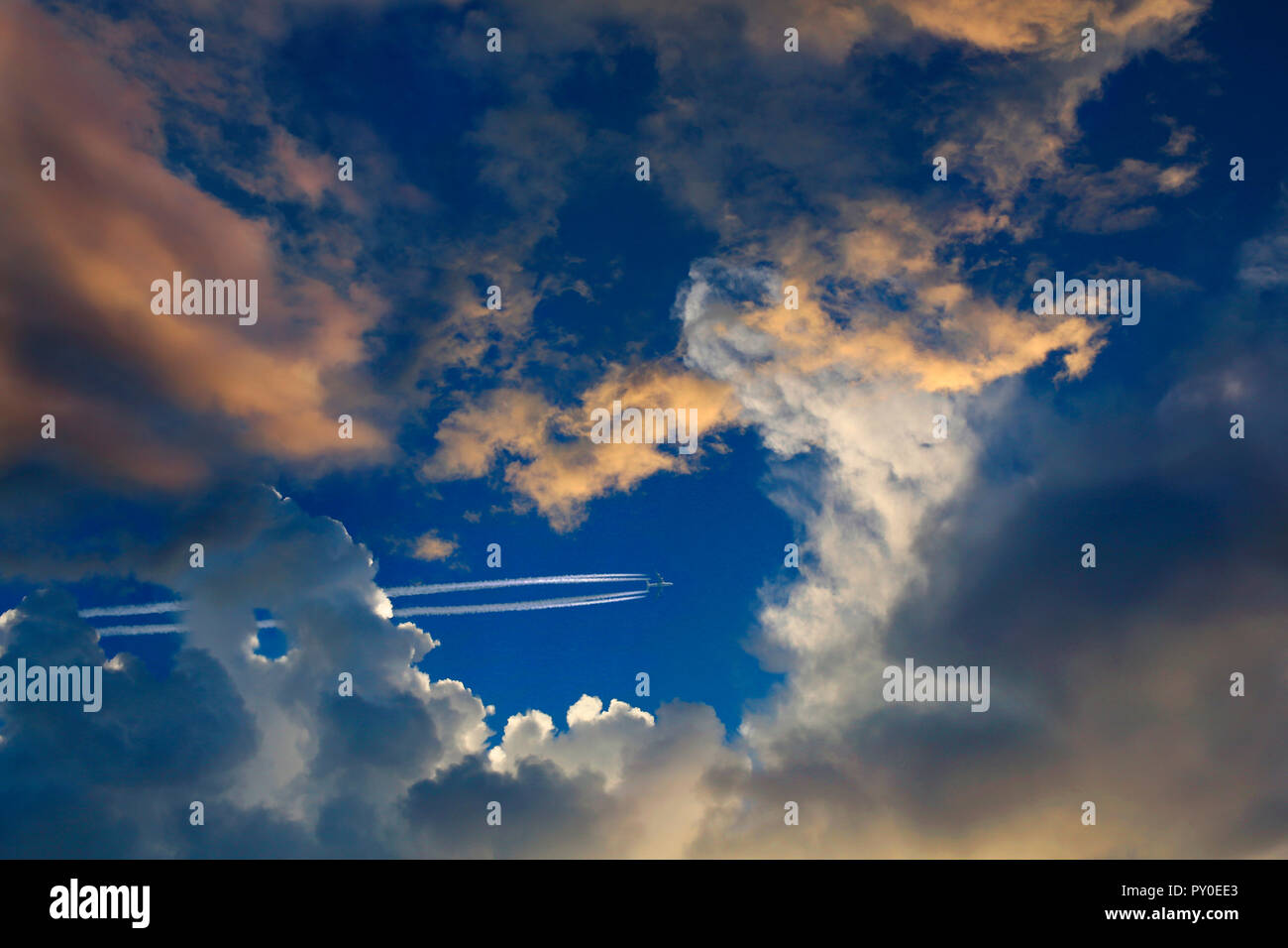 Vue d'avion de voler dans le ciel et laissant traînée de vapeur derrière Banque D'Images