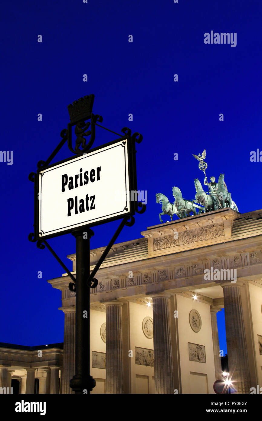 Le signe de la circulation Pariser Place à Berlin avec monument Brandenburger Tor en arrière-plan. Banque D'Images