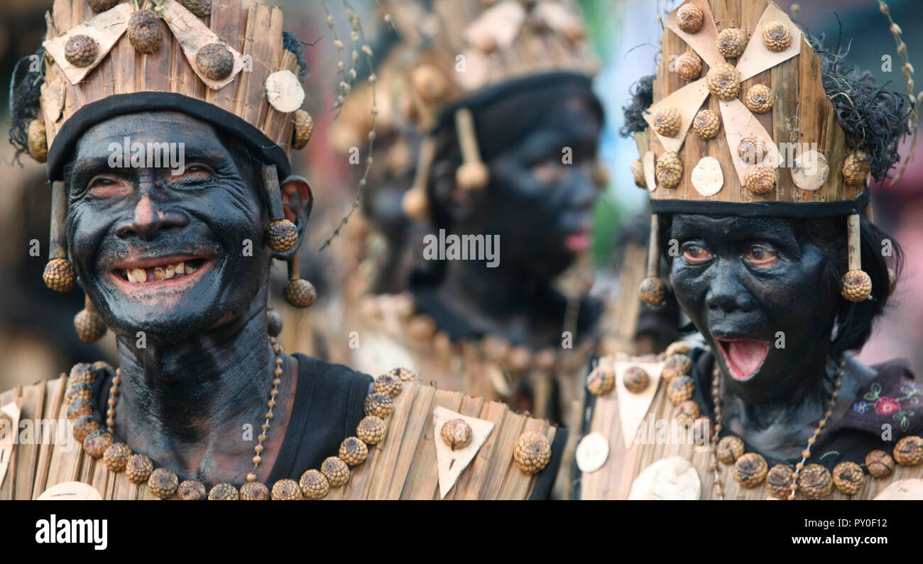 Ces vieux couple en costumes tribal avec la peau peinte en noir au festival, Ati Atihan Kalibo, Aklan, Philippines, l'île de Panay Banque D'Images