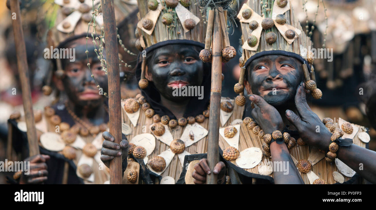 Trois enfants en costumes tribal noir avec enduit au festival Visages Ati Atihan, Kalibo, Aklan, Philippines, l'île de Panay Banque D'Images