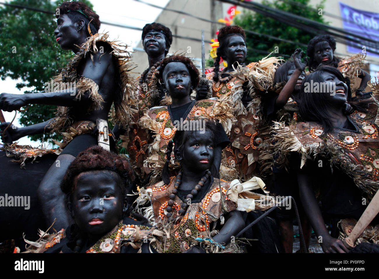 Les enfants avec la peau peinte en noir dans une tribu de costumes à Atihan Ati, festival de Kalibo, Aklan, Philippines, l'île de Panay Banque D'Images