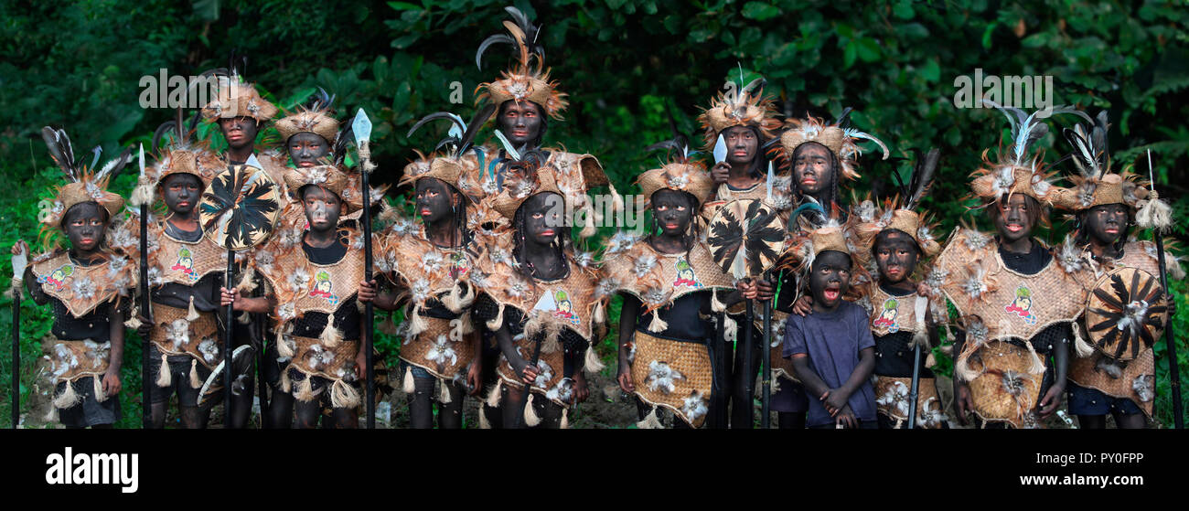 Les gens avec la peau peinte en noir dans une tribu de costumes à Atihan Ati, festival de Kalibo, Aklan, Philippines, l'île de Panay Banque D'Images