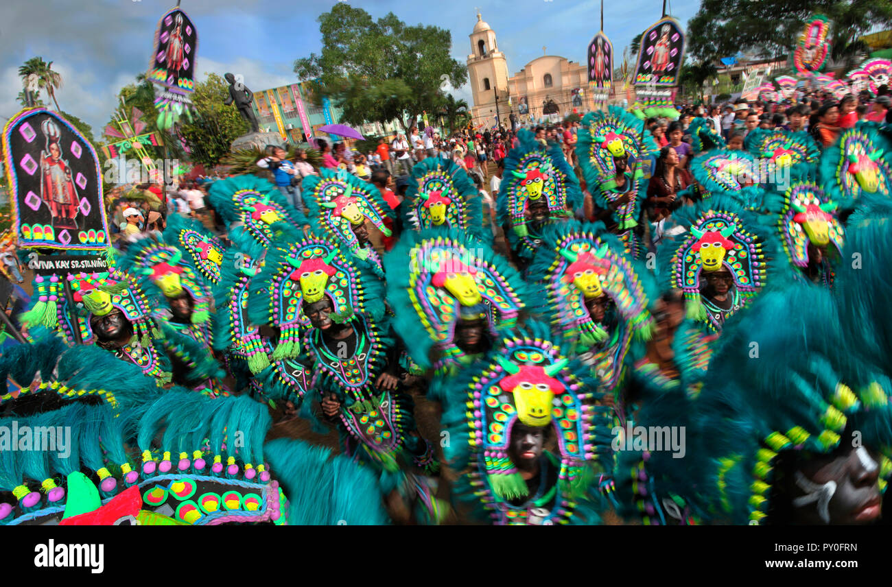 Grand groupe de personnes en costumes tribaux Ati Atihan à Kalibo, festival, Aklan, Philippines, l'île de Panay Banque D'Images