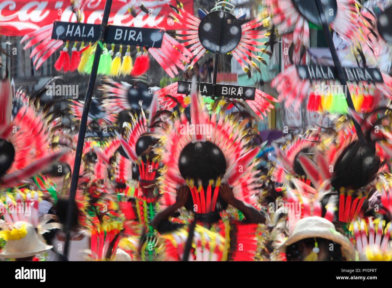 Grand groupe de personnes marchant dans défilé pendant le Festival, Ati Atihan Kalibo, Aklan, Philippines, l'île de Panay Banque D'Images