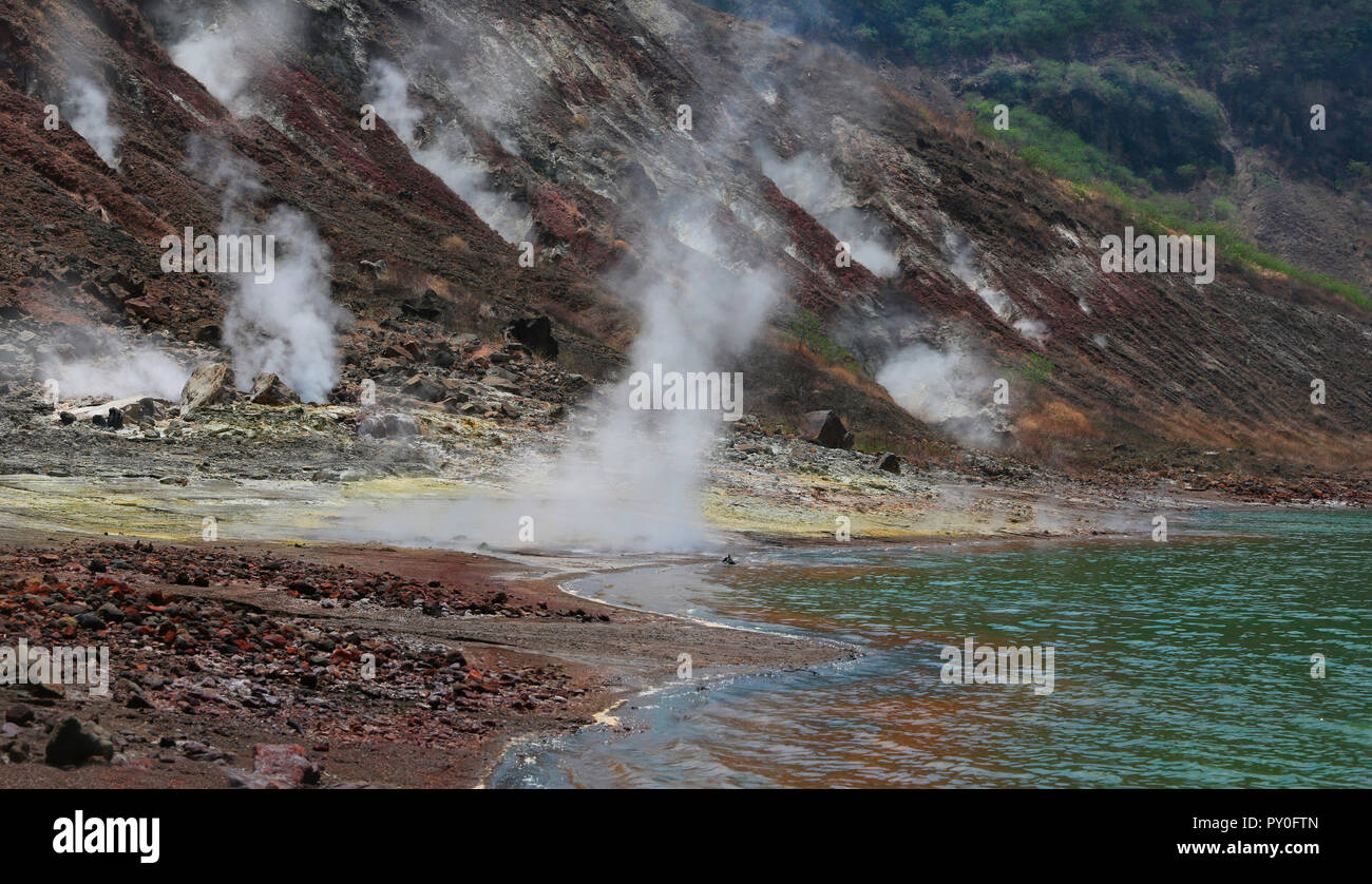 La fumée dans le lac du cratère du volcan Taal, Tagaytay, Batangas, Philippines Banque D'Images