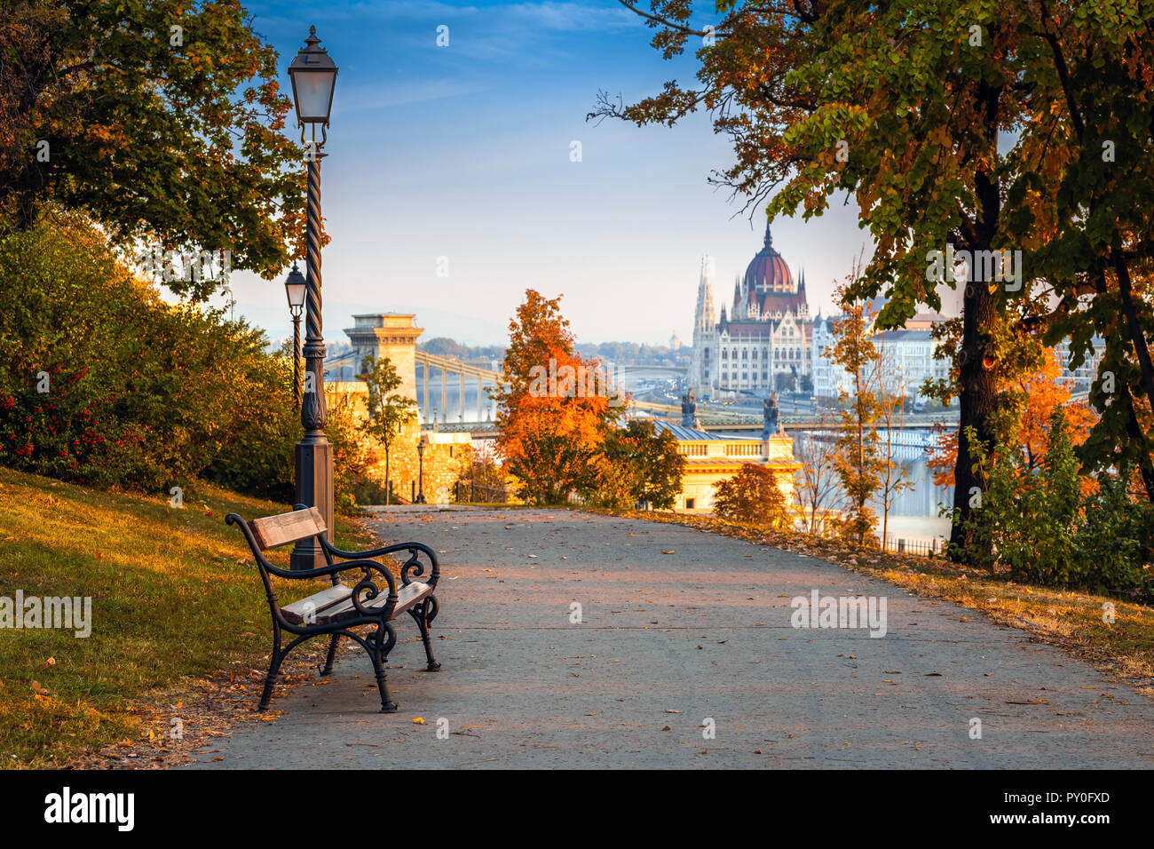 Budapest, Hongrie - lever du soleil romantique scène à quartier de Buda avec banc, lampadaire, feuillage de l'automne, pont à chaînes Széchenyi et le Parlement en arrière-plan Banque D'Images