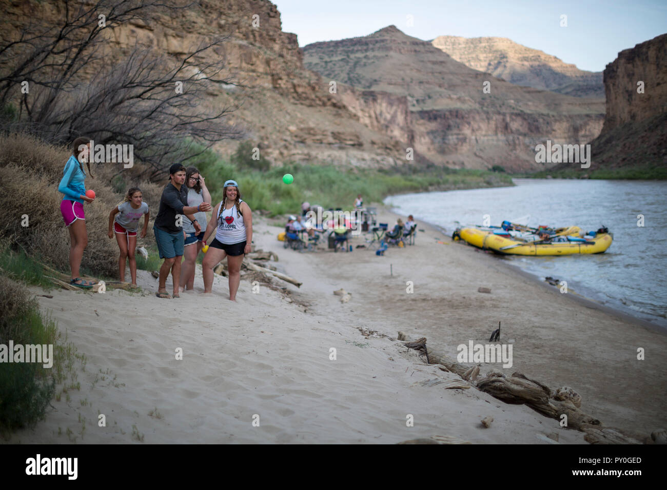 Un groupe de personnes qui jouent de la pétanque au camp sur un voyage de rafting, Green River, la Désolation/Gris section Canyon, Utah, USA Banque D'Images