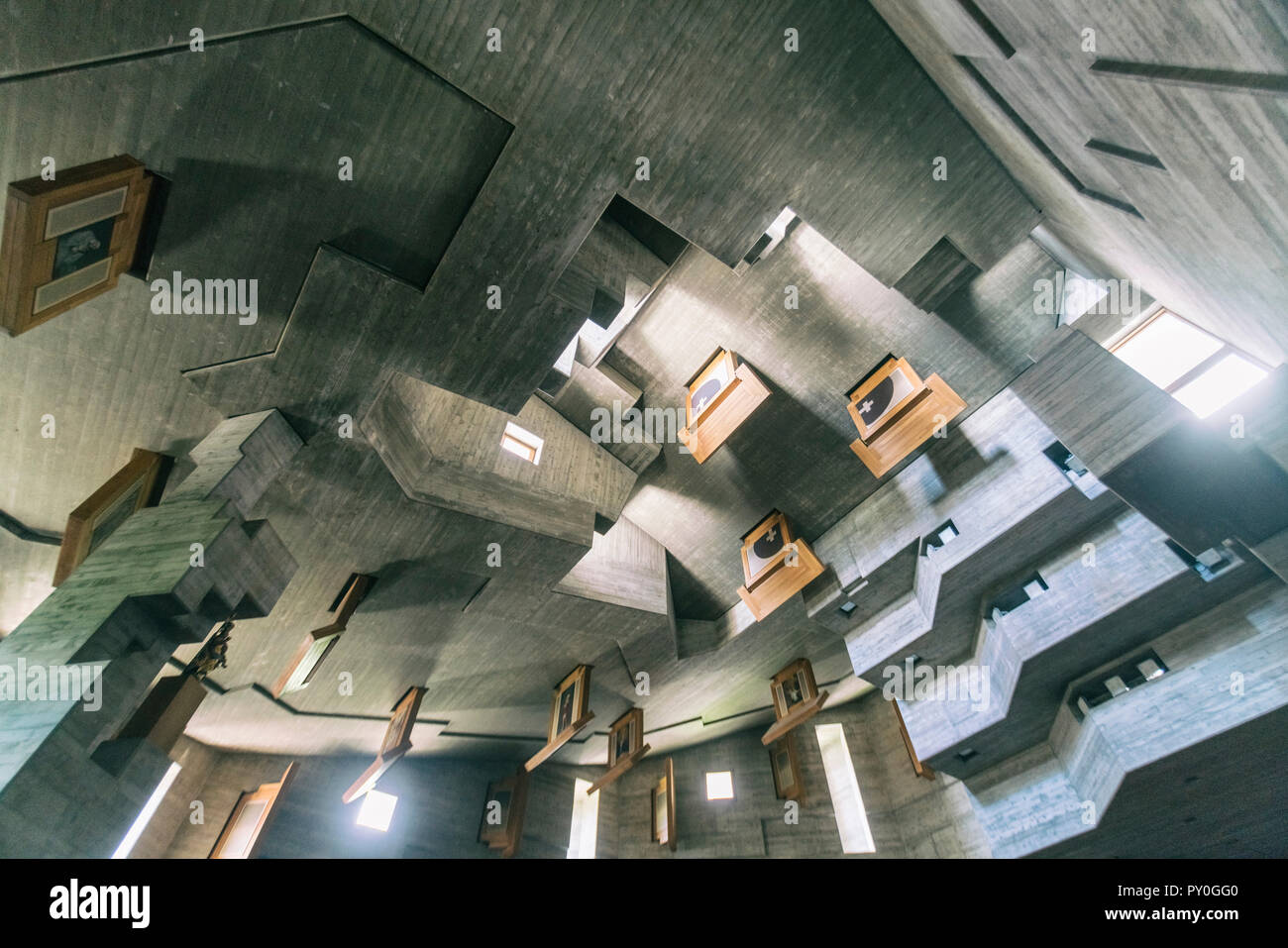 Plafond en béton avec des décorations en bois à Saint-NicolasÉglise Â inÂ Heremence, Valais, Suisse Banque D'Images