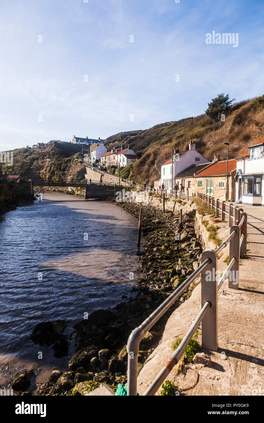 Roxby Beck menant au port de Staithes, North Yorkshire, Angleterre, Royaume-Uni. Une pente raide menant à la falaise. Banque D'Images