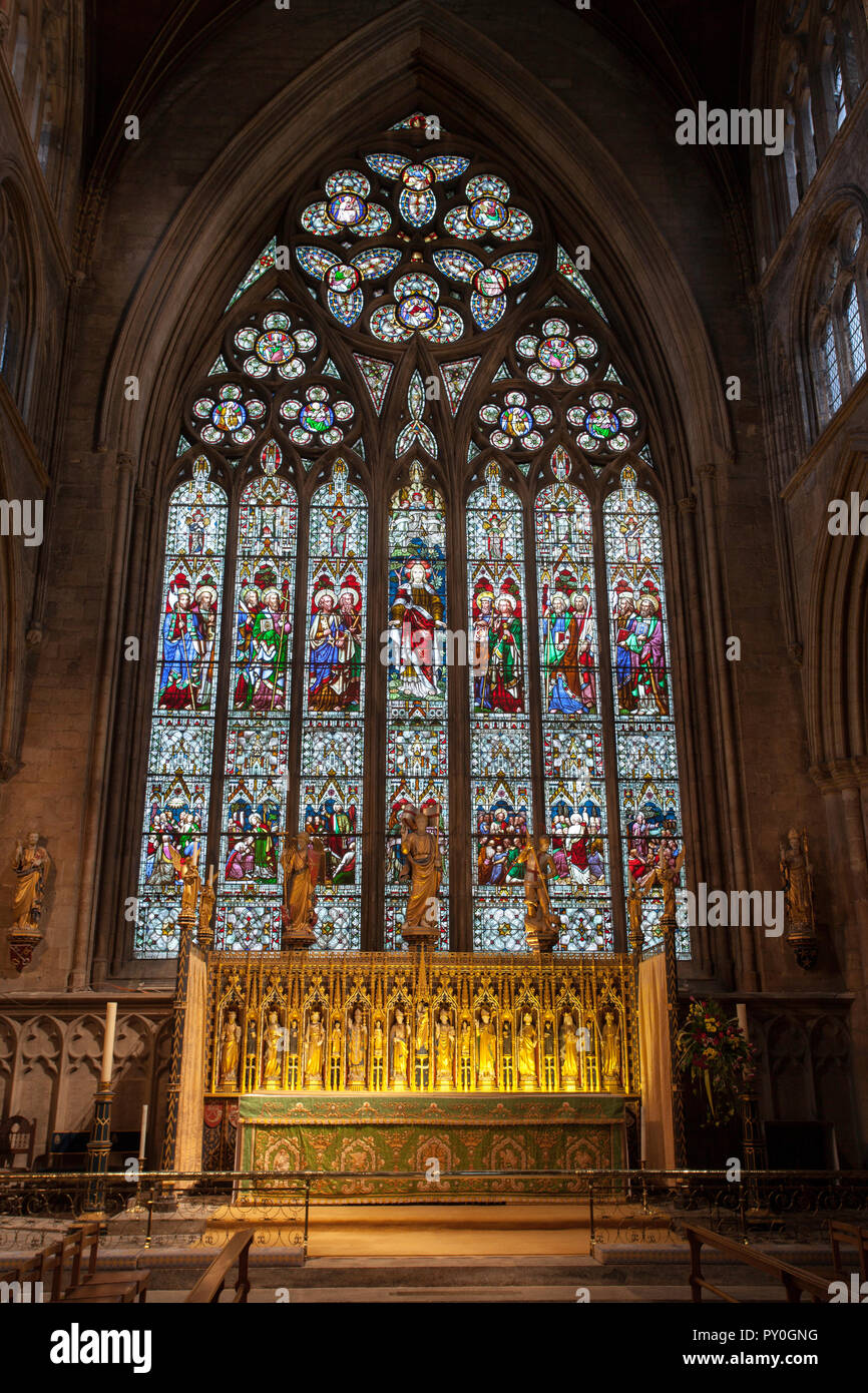 L'autel et à l'Est de la fenêtre de la cathédrale de Ripon dans Yorkshire du Nord Banque D'Images