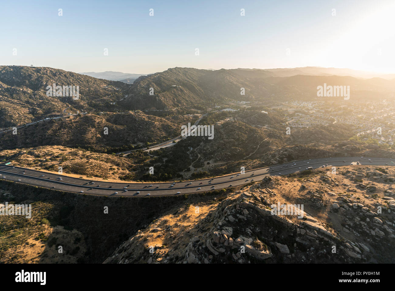 Vue aérienne de la Santa Susana Col et Route 118 Freeway entre Los Angeles et Simi Valley, en Californie. Banque D'Images