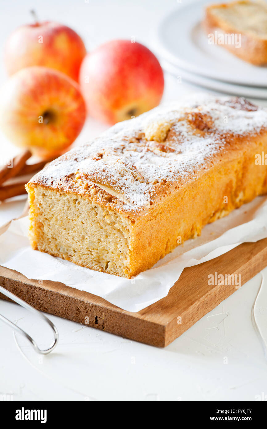 Gâteau aux pommes maison pommes biologiques et la cannelle Banque D'Images