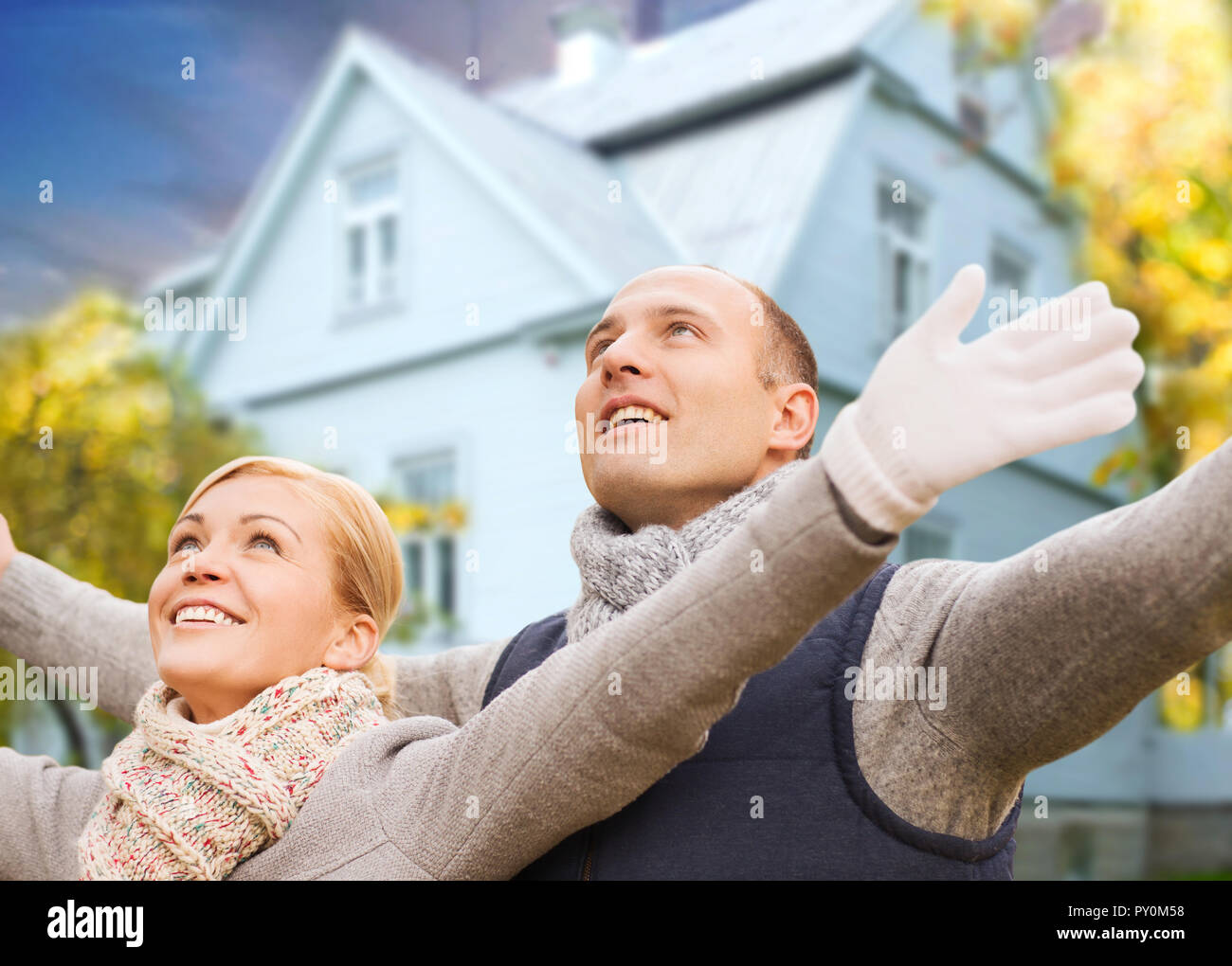 Couple heureux sur living house en automne Banque D'Images