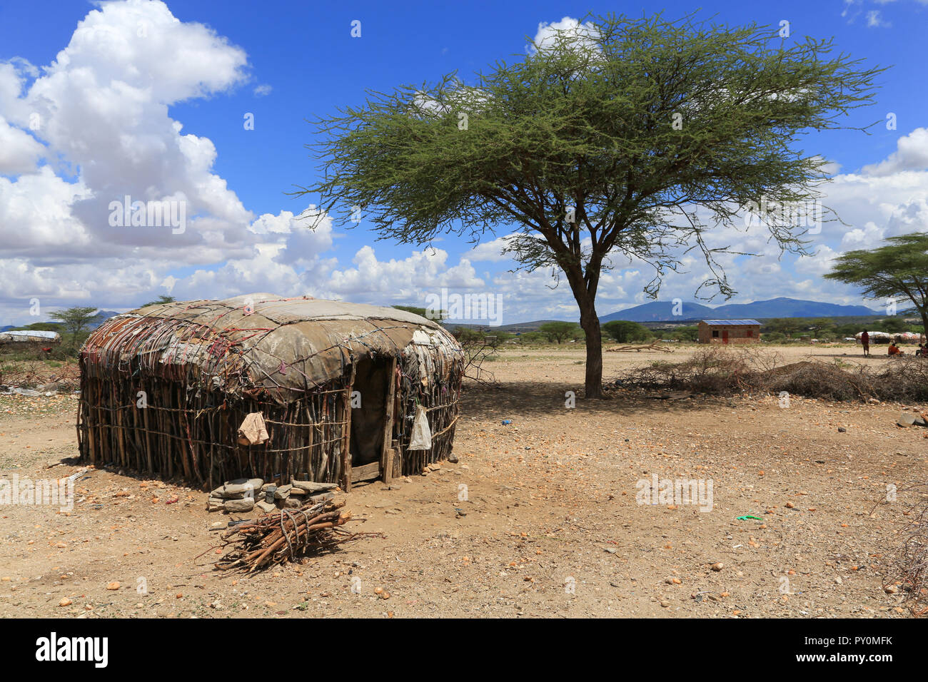 Un village Maasai hutte près de la réserve de Samburu, à l'ouest d'archers Post au Kenya. Il y a un appareil à énergie solaire sur le toit de la cabane. Banque D'Images