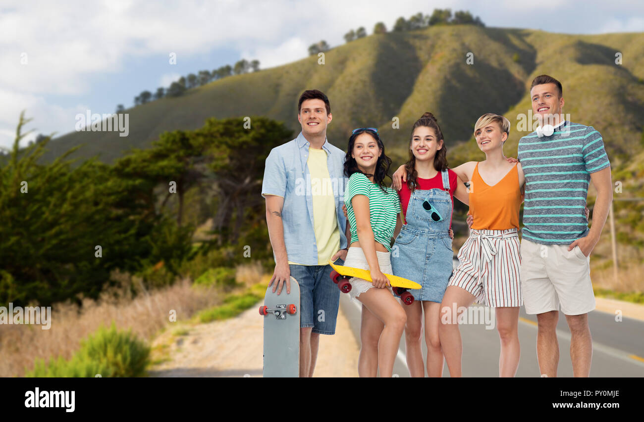 Amis avec des planches à roulettes sur les collines de big sur Banque D'Images