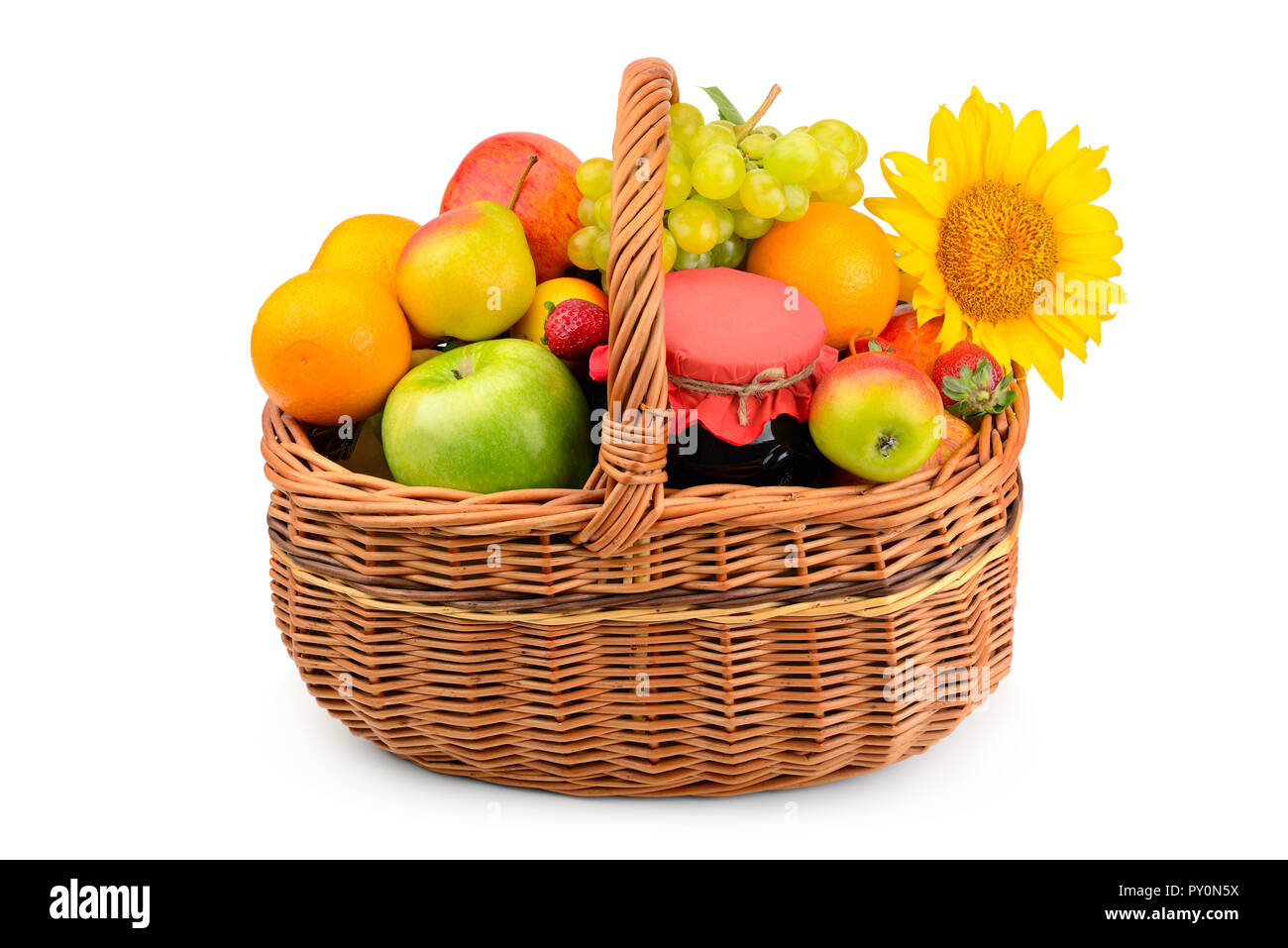 Un ensemble de produits alimentaires sains dans un panier en osier isolé sur fond blanc Banque D'Images