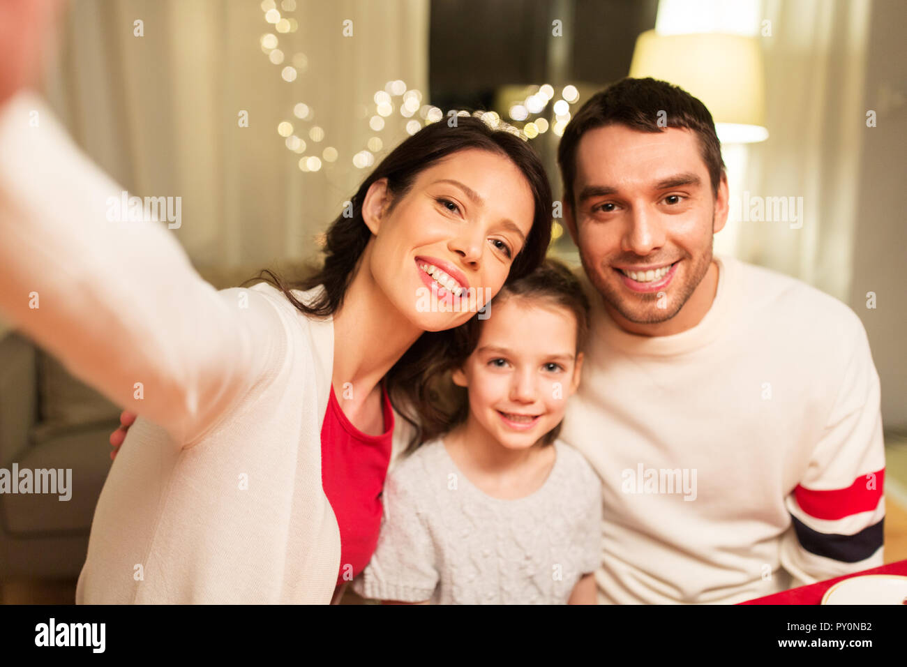 Famille heureuse de prendre à Noël selfies Banque D'Images