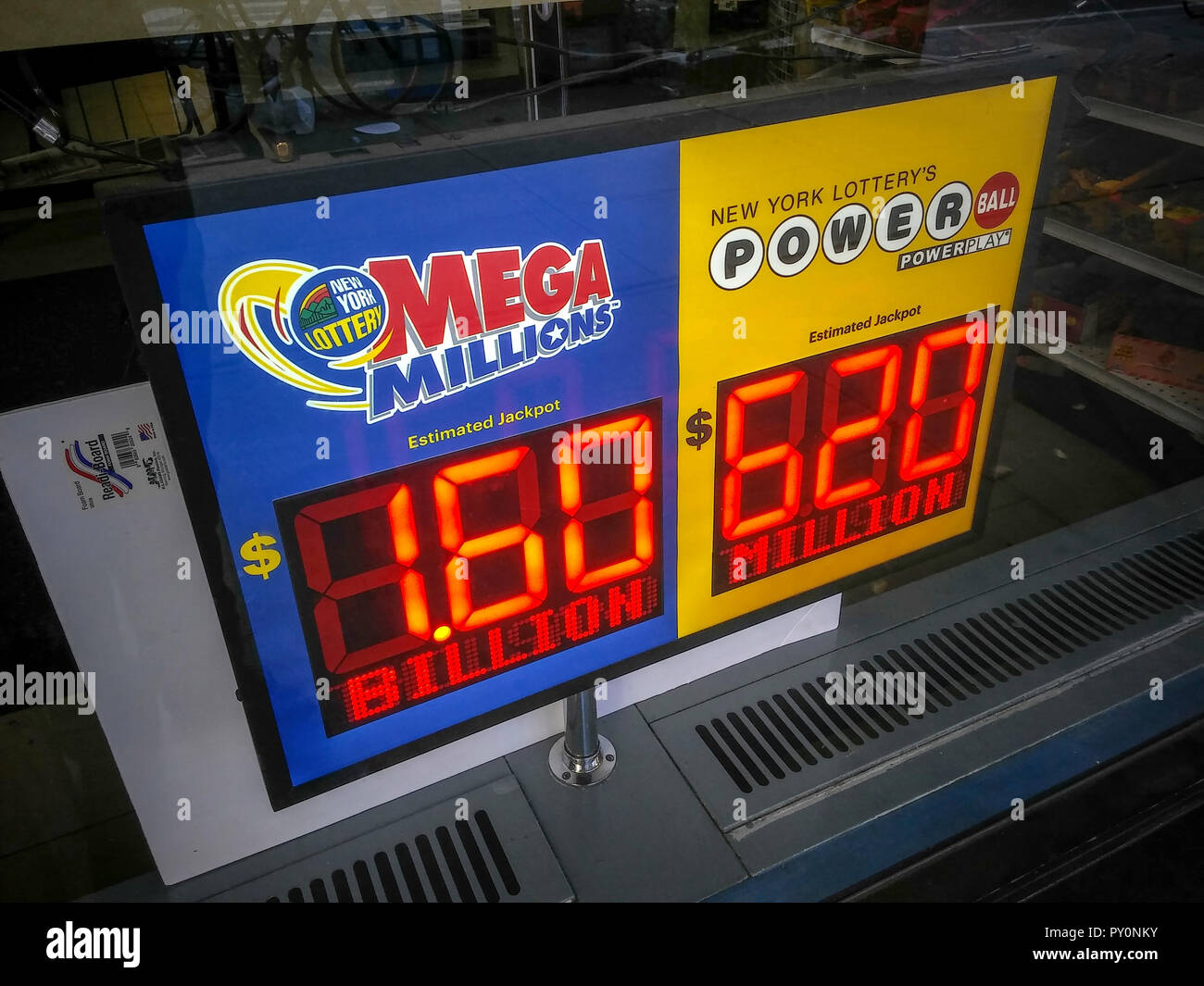 Un signe sur un kiosque à New York annonce l'énormité de la Mega Millions jackpot qui a atteint plus de 2 milliards de dollars, vu le Dimanche, Octobre 21, 2018. (© Richard B. Levine) Banque D'Images