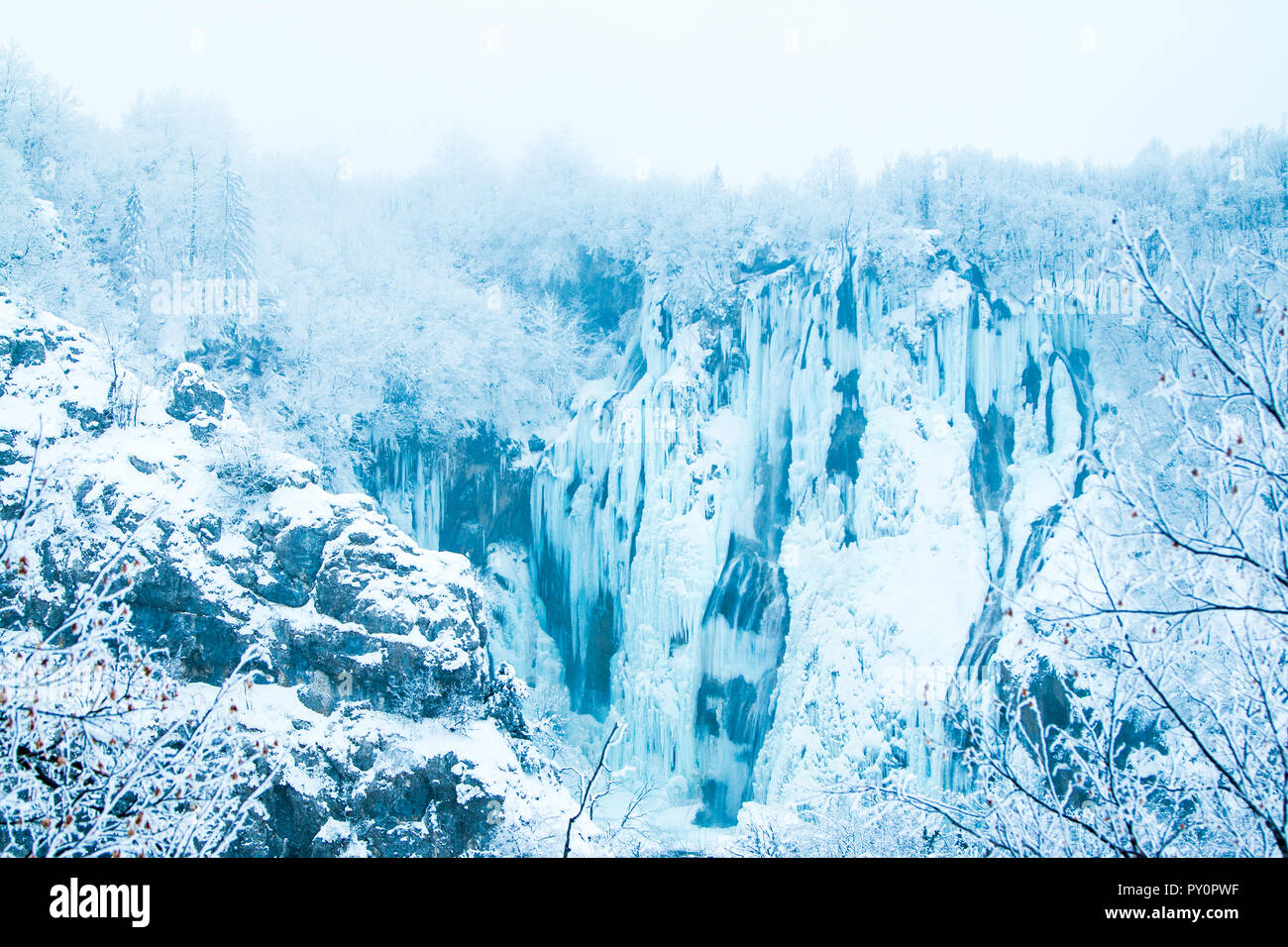 La Croatie, de Plitivice, de grandes chutes d', gelés en hiver dans le parc nature populaires Plitvicka jezera, look fée nature paysage Banque D'Images