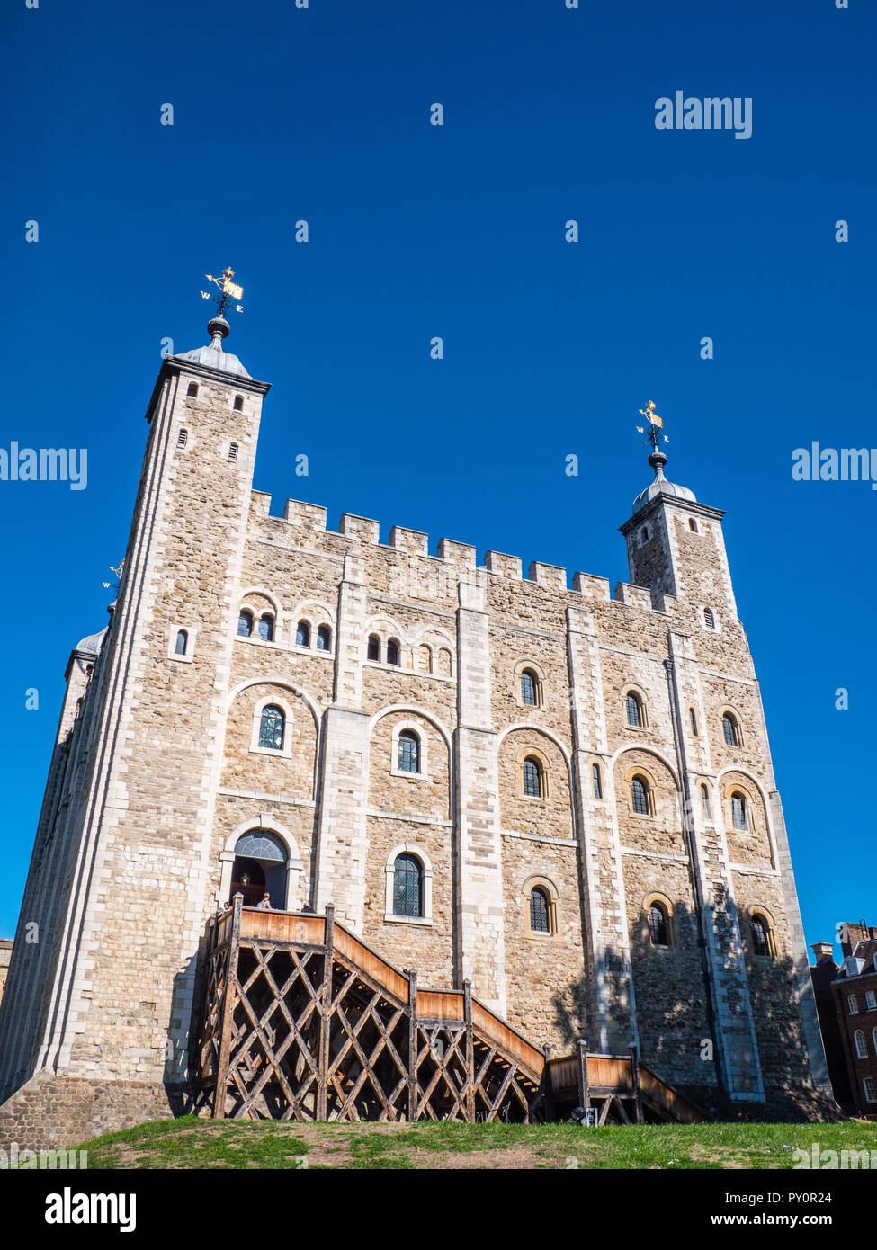 Les touristes entrant, à la Tour Blanche, la Tour de Londres, Angleterre, RU, FR. Banque D'Images