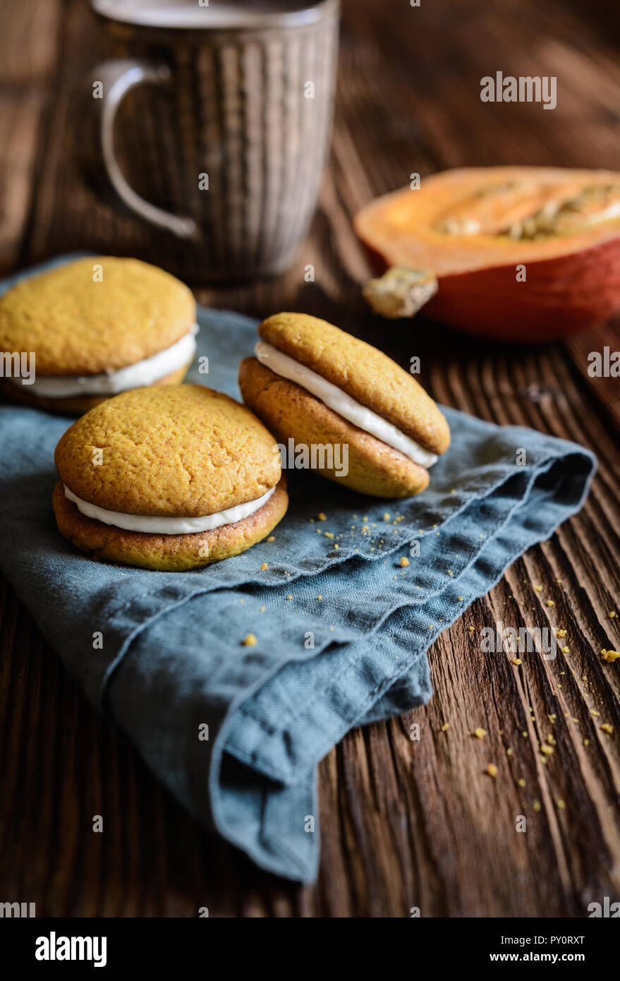 Potiron sucré biscuits sandwich farci au fromage à la crème Banque D'Images
