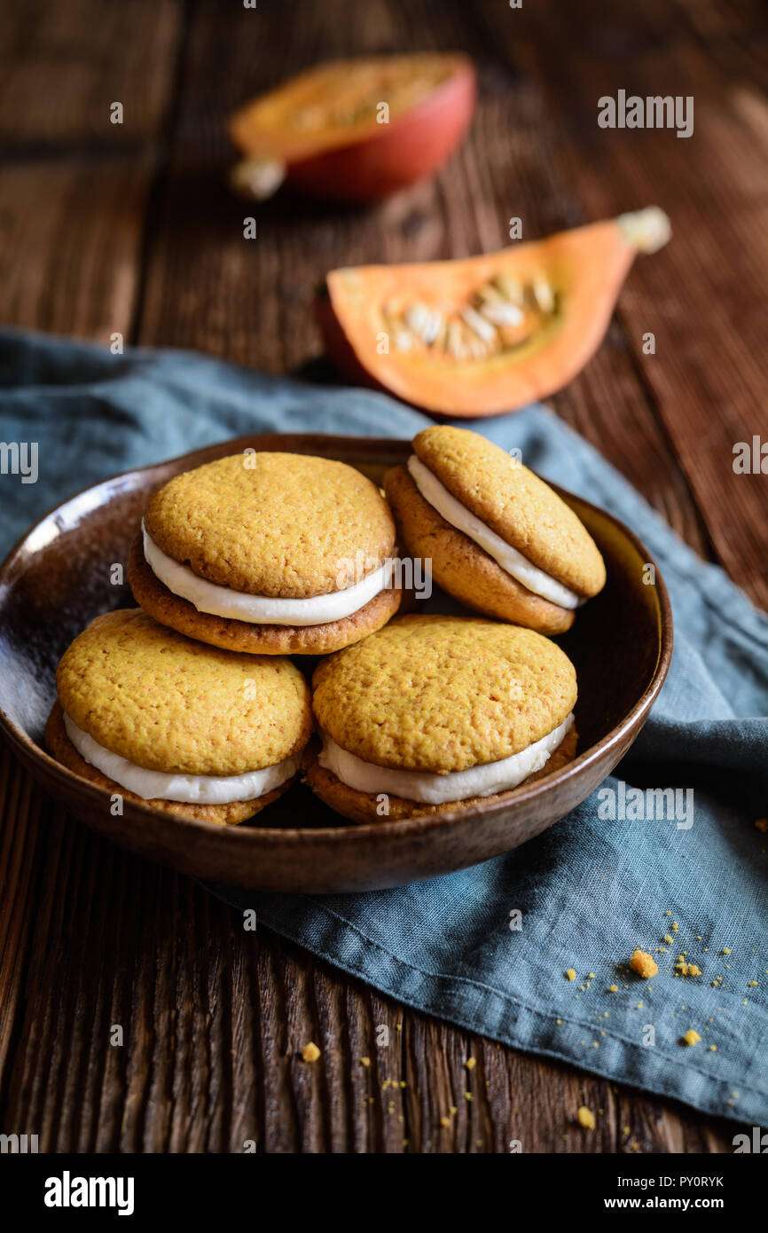 Potiron sucré biscuits sandwich farci au fromage à la crème Banque D'Images