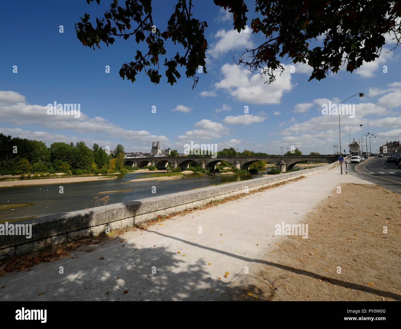 AJAXNETPHOTO. Orléans, France. - TURNER PEINT ICI - VOIR L'ENSEMBLE DU SUD DE LA LOIRE, DE L'ANCIEN QUAI NEUF ENVIRON DE L'ENDROIT OÙ L'artiste anglais Joseph Mallord William TURNER (1775-1851) a dessiné UNE VUE SUR LE PONT GEORGE V ET DE LA CATHÉDRALE SAINTE-CROIX SUR SA TOURNÉE 1826 DE LA VALLÉE DE LA LOIRE. PHOTO:JONATHAN EASTLAND/AJAX REF:182009 GX8  461 Banque D'Images