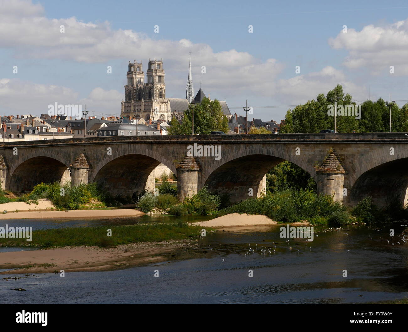 AJAXNETPHOTO. Orléans, France. - TURNER PEINT ICI - VOIR L'ENSEMBLE DU SUD DE LA LOIRE, DE L'ANCIEN QUAI NEUF ENVIRON DE L'ENDROIT OÙ L'artiste anglais Joseph Mallord William TURNER (1775-1851) a dessiné UNE VUE SUR LE PONT GEORGE V ET DE LA CATHÉDRALE SAINTE-CROIX SUR SA TOURNÉE 1826 DE LA VALLÉE DE LA LOIRE. PHOTO:JONATHAN EASTLAND/AJAX REF:182009 GX8  468 Banque D'Images