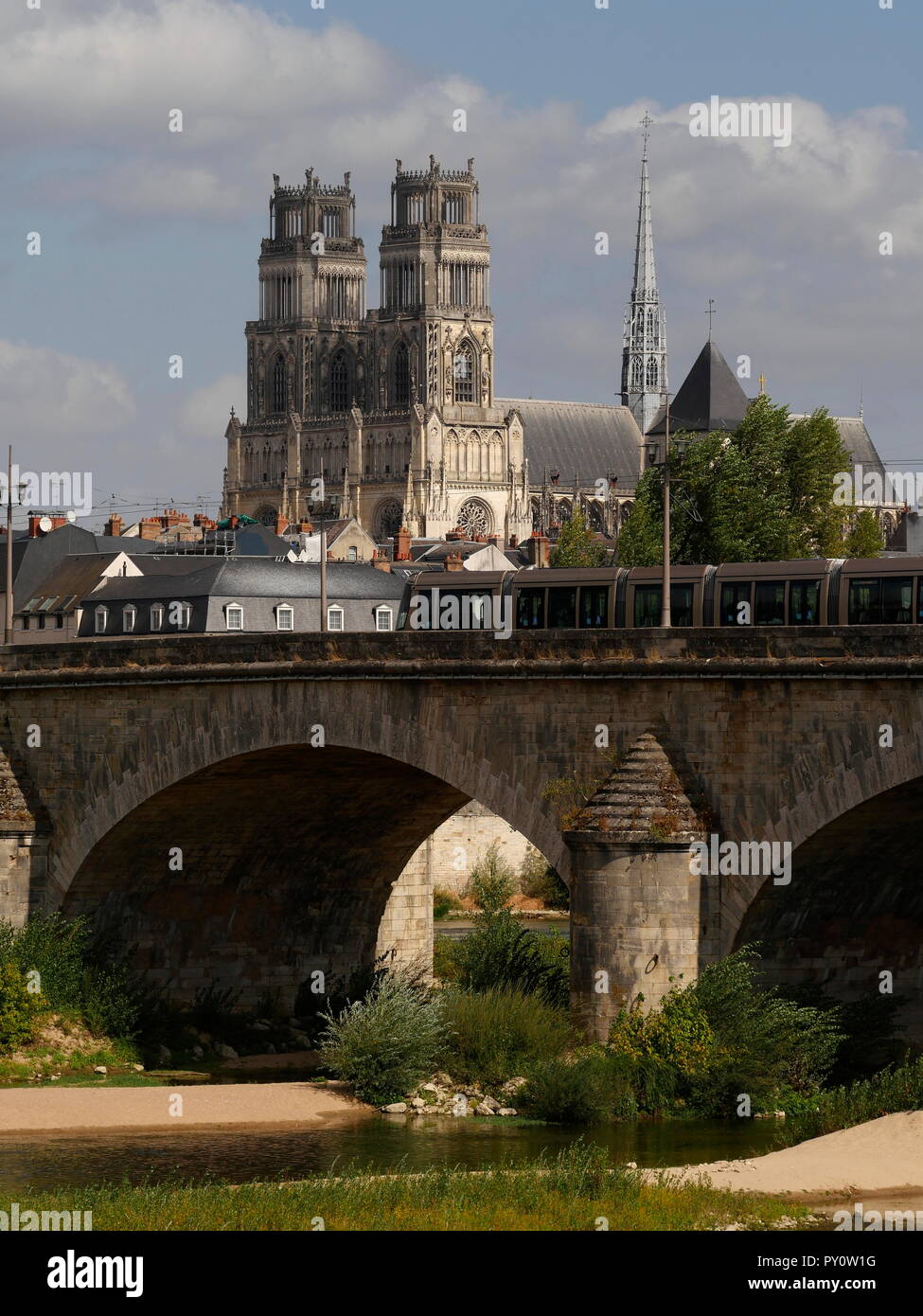 AJAXNETPHOTO. Orléans, France. - TURNER PEINT ICI - VOIR L'ENSEMBLE DU SUD DE LA LOIRE, DE L'ANCIEN QUAI NEUF ENVIRON DE L'ENDROIT OÙ L'artiste anglais Joseph Mallord William TURNER (1775-1851) a dessiné UNE VUE SUR LE PONT GEORGE V ET DE LA CATHÉDRALE SAINTE-CROIX SUR SA TOURNÉE 1826 DE LA VALLÉE DE LA LOIRE. PHOTO:JONATHAN EASTLAND/AJAX REF:182009 GX8  476 Banque D'Images