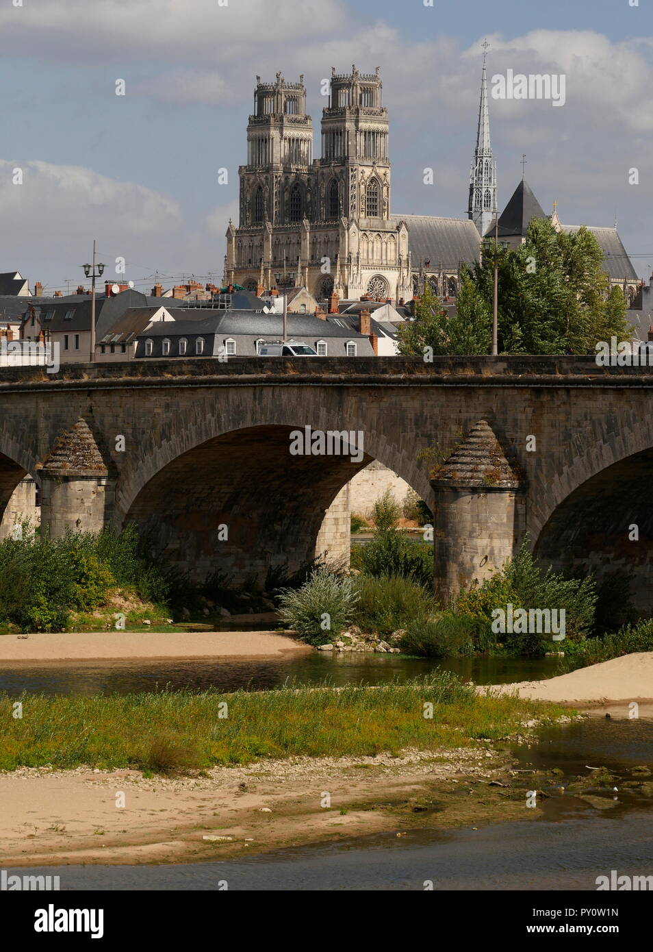 AJAXNETPHOTO. Orléans, France. - TURNER PEINT ICI - VOIR L'ENSEMBLE DU SUD DE LA LOIRE, DE L'ANCIEN QUAI NEUF ENVIRON DE L'ENDROIT OÙ L'artiste anglais Joseph Mallord William TURNER (1775-1851) a dessiné UNE VUE SUR LE PONT GEORGE V ET DE LA CATHÉDRALE SAINTE-CROIX SUR SA TOURNÉE 1826 DE LA VALLÉE DE LA LOIRE. PHOTO:JONATHAN EASTLAND/AJAX REF:182009 GX8  478 Banque D'Images