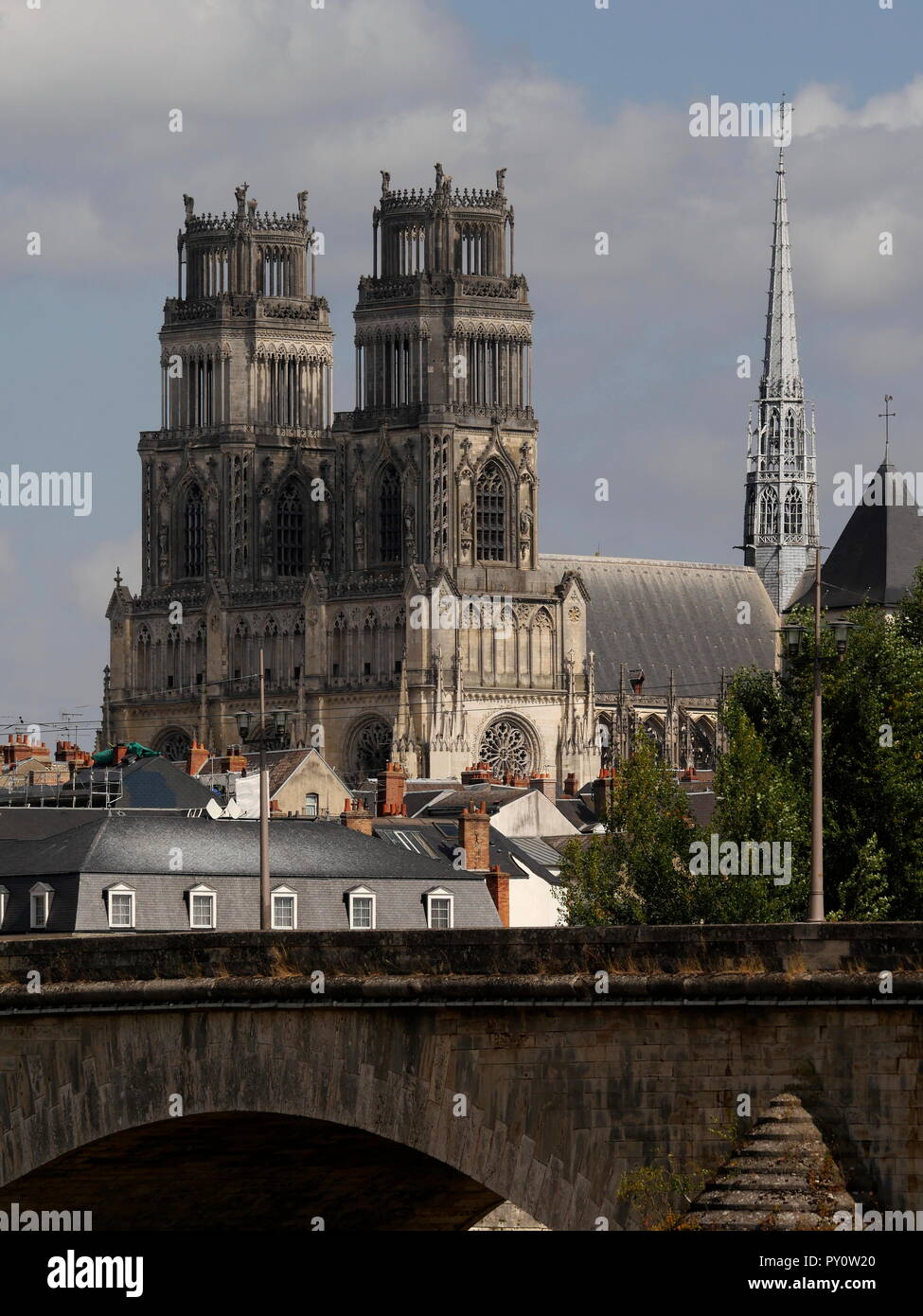 AJAXNETPHOTO. Orléans, France. - TURNER PEINT ICI - VOIR L'ENSEMBLE DU SUD DE LA LOIRE, DE L'ANCIEN QUAI NEUF ENVIRON DE L'ENDROIT OÙ L'artiste anglais Joseph Mallord William TURNER (1775-1851) a dessiné UNE VUE SUR LE PONT GEORGE V ET DE LA CATHÉDRALE SAINTE-CROIX SUR SA TOURNÉE 1826 DE LA VALLÉE DE LA LOIRE. PHOTO:JONATHAN EASTLAND/AJAX REF:182009 GX8  479 Banque D'Images