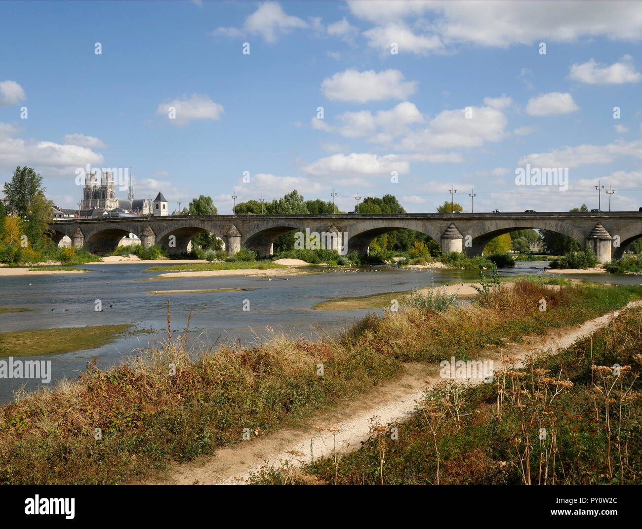 AJAXNETPHOTO. Orléans, France. - TURNER PEINT ICI - VOIR L'ENSEMBLE DU SUD DE LA LOIRE, DE L'ANCIEN QUAI NEUF ENVIRON DE L'ENDROIT OÙ L'artiste anglais Joseph Mallord William TURNER (1775-1851) a dessiné UNE VUE SUR LE PONT GEORGE V ET DE LA CATHÉDRALE SAINTE-CROIX SUR SA TOURNÉE 1826 DE LA VALLÉE DE LA LOIRE. PHOTO:JONATHAN EASTLAND/AJAX REF:182009 GX8  485 Banque D'Images