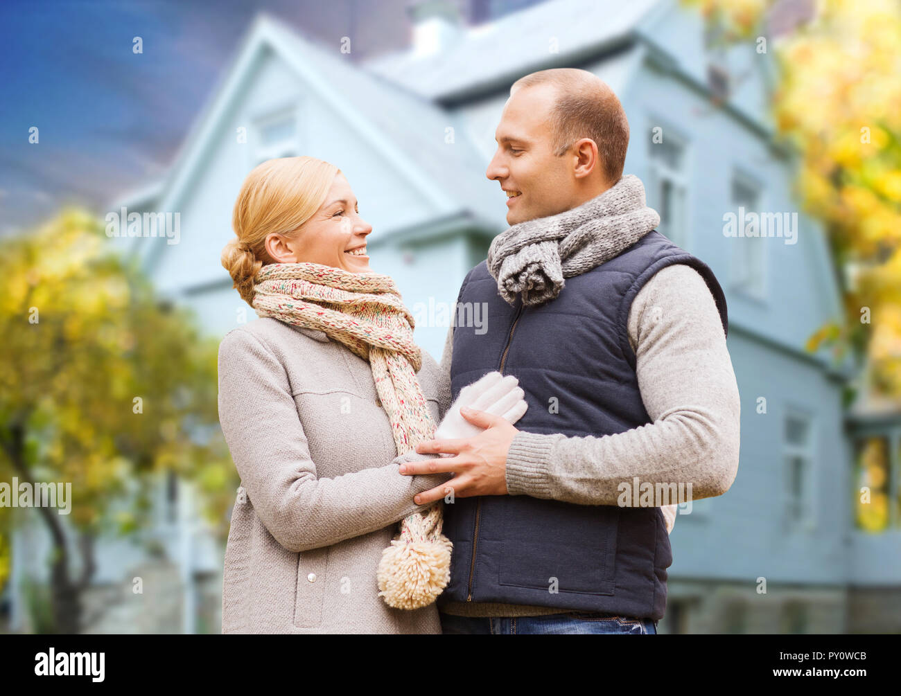 Couple heureux sur living house en automne Banque D'Images