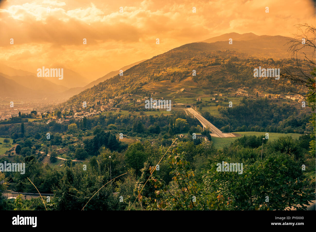 panorama de la ville ​​aerial au coucher du soleil.Ville prise de la montagne Banque D'Images