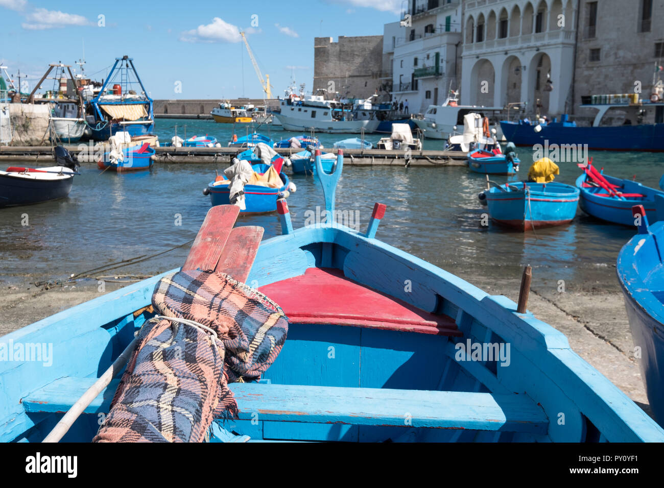 Vue Sur Le Port De Monopoli Dans Les Pouilles En Italie Photographie Sur Une Belle Journee Ensoleillee A La Fin De L Ete Photo Stock Alamy