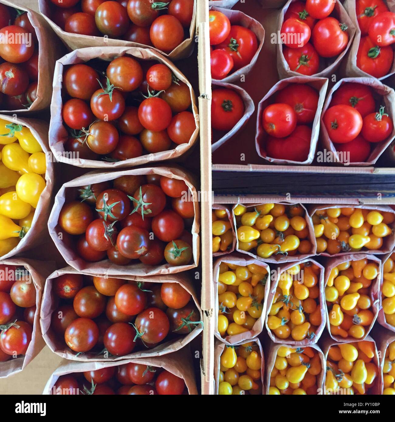 Vue de dessus de barquettes de tomates à vendre dans un marché Banque D'Images