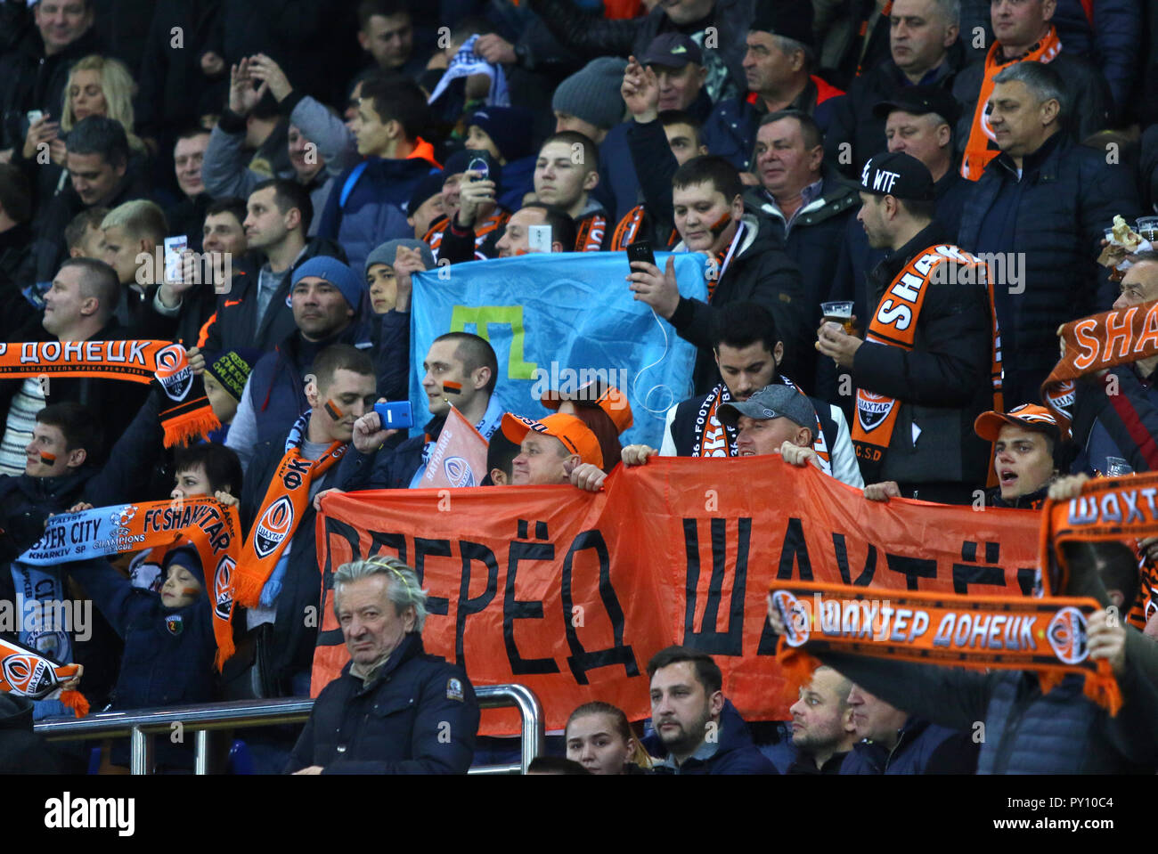 Kharkiv, Ukraine. 23 octobre, 2018. Shakhtar Donetsk partisans montrer leur appui au cours de l'UEFA Champions League match contre Manchester City à Banque D'Images