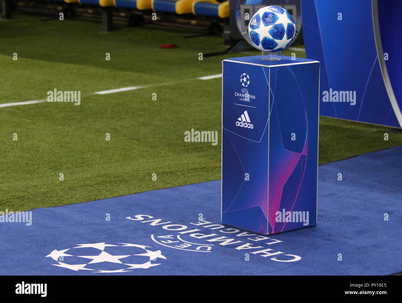 Kharkiv, Ukraine. 23 octobre, 2018. L'UEFA Champions League 2018/19 officiel match ball sur le pied avant de l'UEFA Champions League match entre Banque D'Images