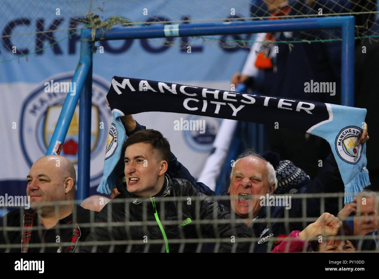 Kharkiv, Ukraine. 23 octobre, 2018. Les supporters de Manchester City montrer leur appui au cours de l'UEFA Champions League match contre le Shakhtar Donetsk à Banque D'Images