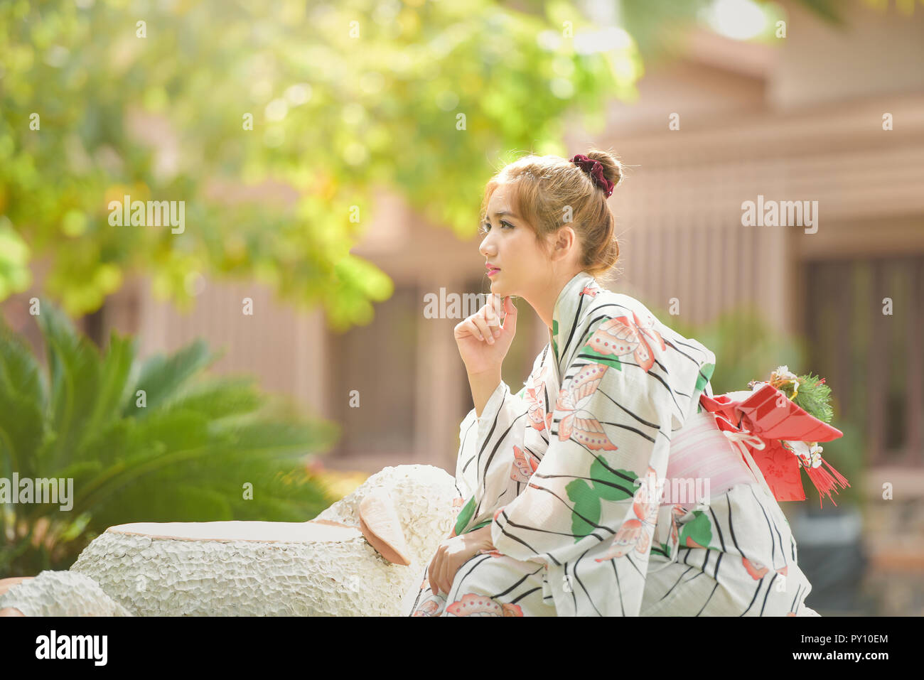 Portrait d'une femme portant un kimono traditionnel japonais Banque D'Images