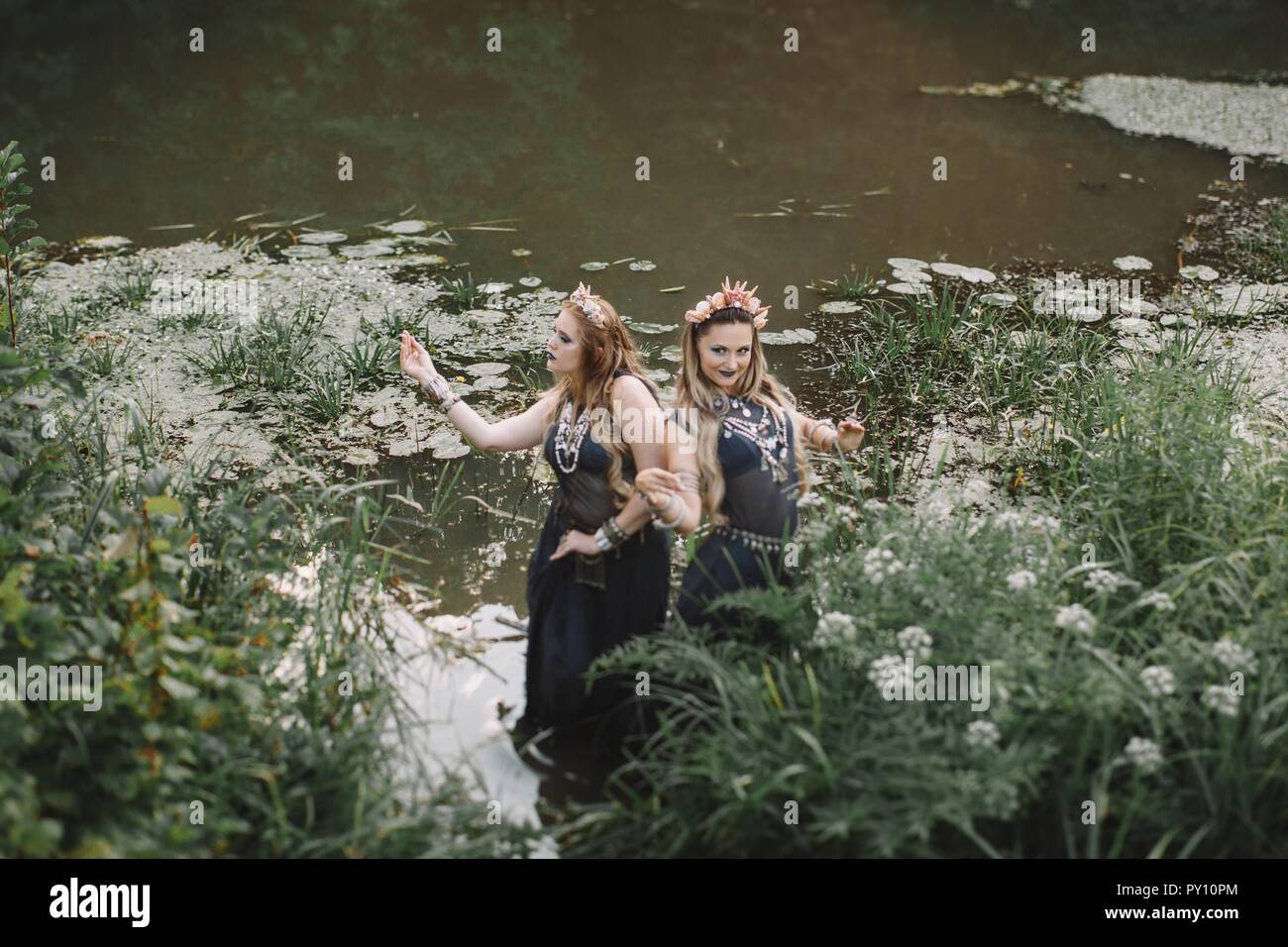 Deux femmes boho debout dans un lac, la Russie Banque D'Images