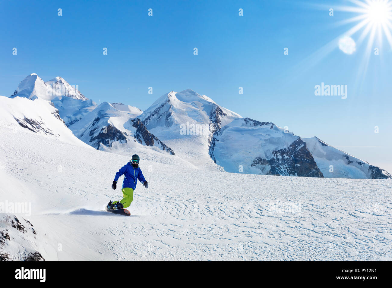 L'activité sur la planche d'hiver journée ensoleillée dans les Alpes Banque D'Images