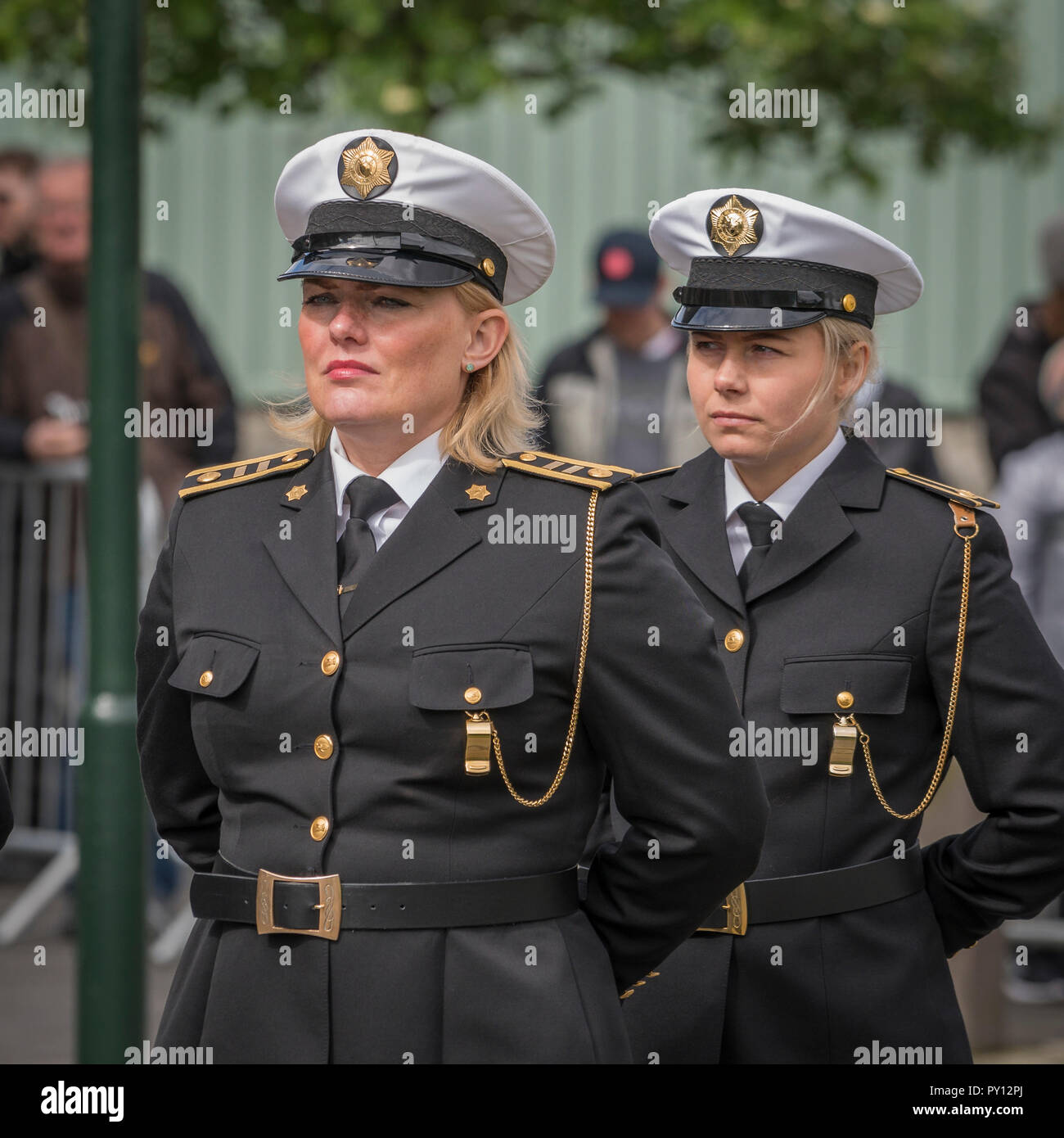 La police islandaise femelle habillé de l'uniforme, au cours du jour de l'indépendance de l'Islande, Reykjavik, Islande Banque D'Images