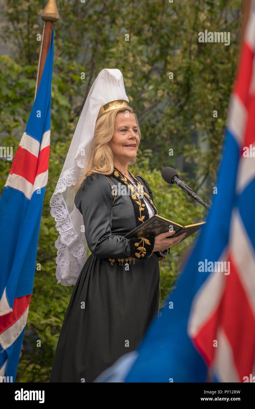 Portrait d'une des femmes habillées dans le costume national, le jour de l'indépendance, le 17 juin, Reykjavik, Islande. Banque D'Images