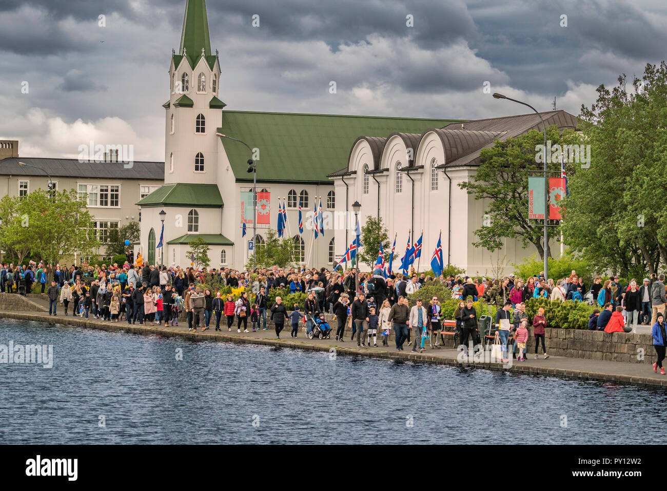 Les gens par le Frikirkjan, et Musée de l'étang de Reykjavik, le jour de l'indépendance de l'Islande, Reykjavik, Islande. Banque D'Images