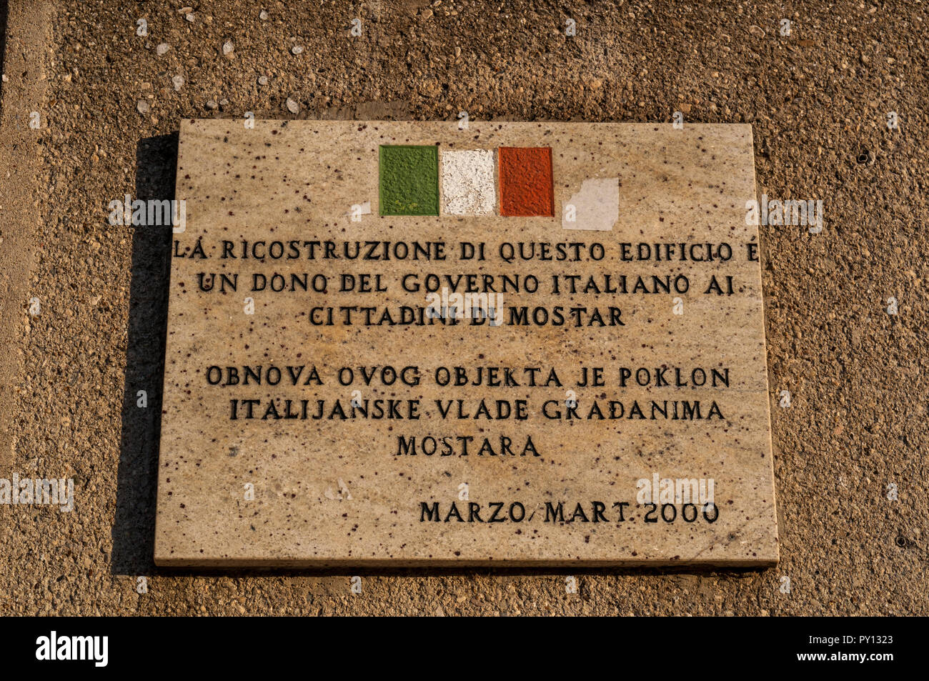 Mostar : fabriqué en Italie sur la plaque d'un palais bombardés dans la guerre de Bosnie, reconstruite par le gouvernement italien et est retourné aux citoyens de Mostar en mars 2000 Banque D'Images