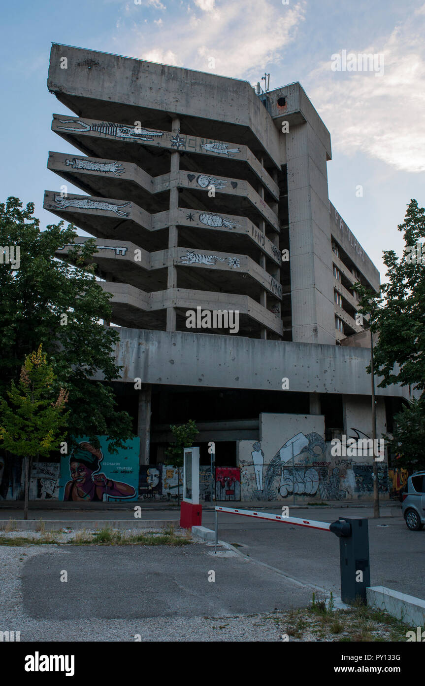 Mostar : Staklena Banka, Banque de verre ancien, un bâtiment utilisé par les tireurs de la guerre de Bosnie, transformé plus tard en tant que la Staklena Banka public Collection art space Banque D'Images