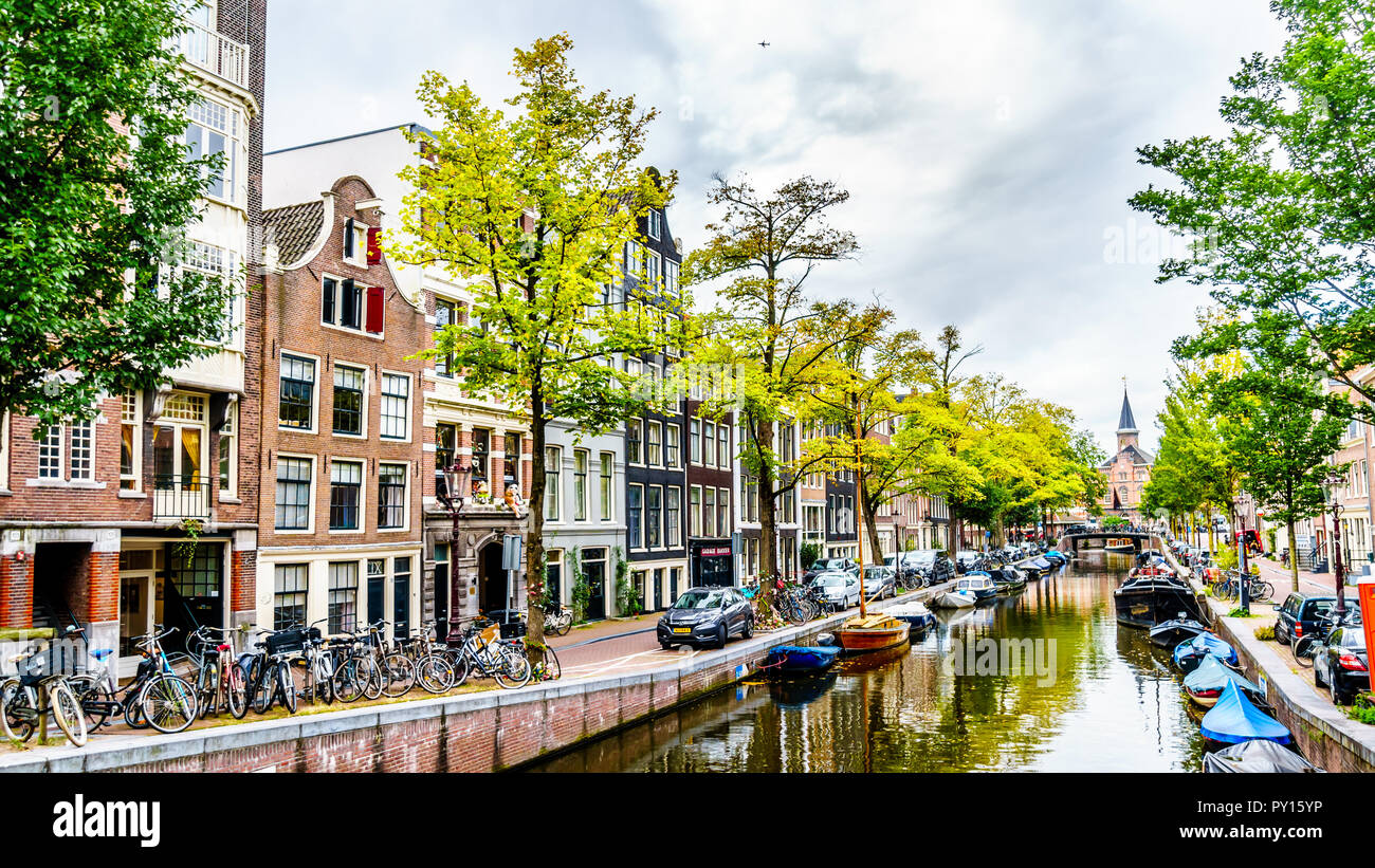 Gable historique maisons au bord de l'Amstel dans l'historique quartier du  Jordaan, dans le vieux centre-ville d'Amsterdam aux Pays-Bas Photo Stock -  Alamy