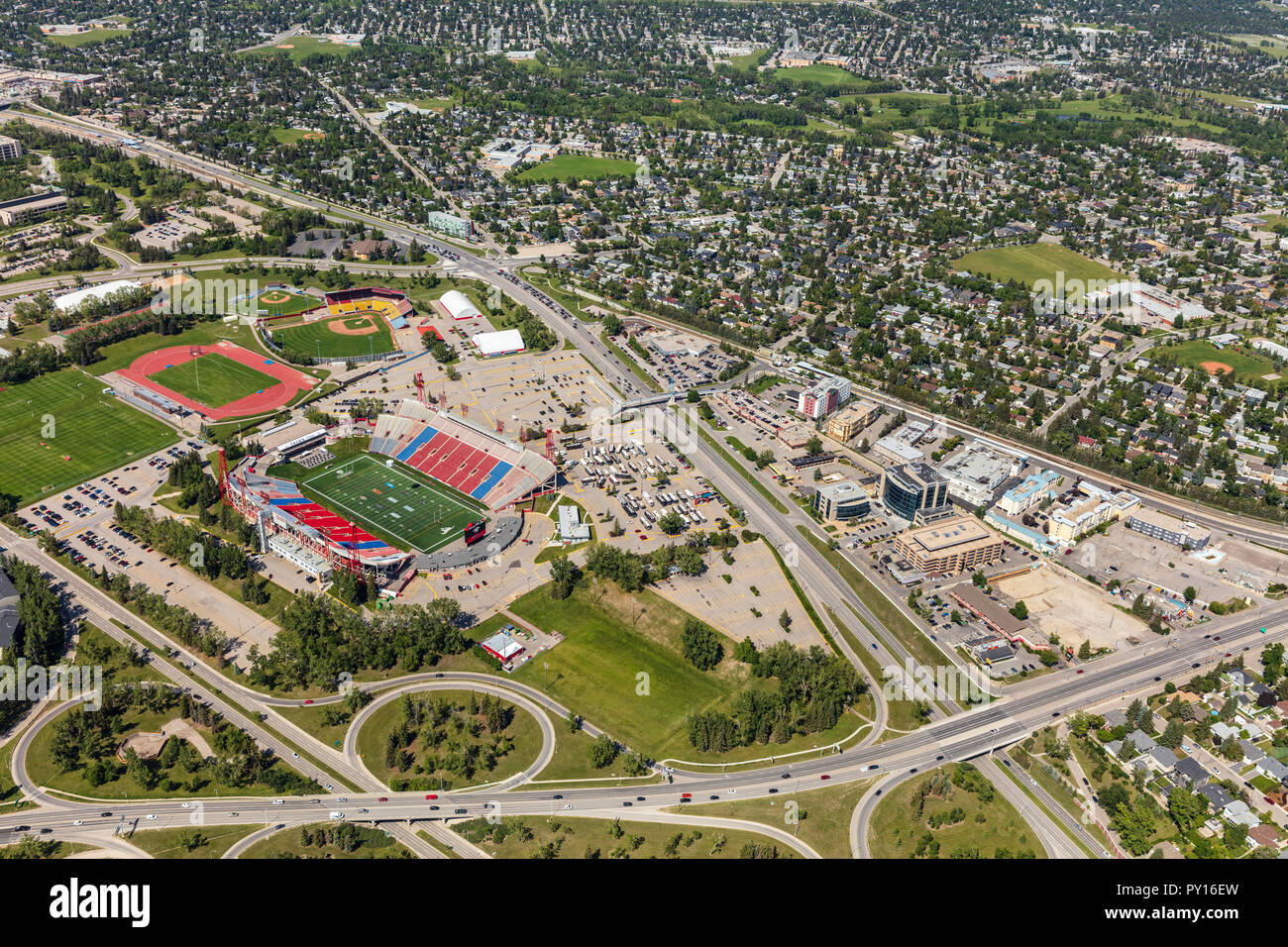 Vue aérienne de McMahon Stadium et à proximité des installations sportives. Banque D'Images